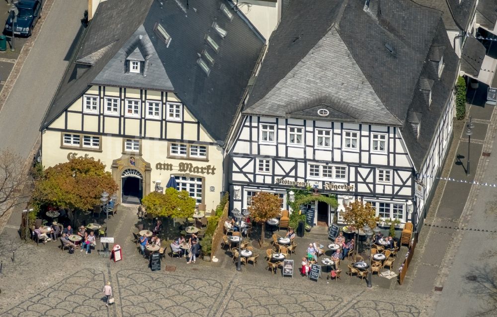 Brilon von oben - Fachwerkhauskulisse mit Tischen und Sitzbänken der Freiluft- Gaststätten Restaurant Der Jägerhof Am Markt in Brilon im Bundesland Nordrhein-Westfalen