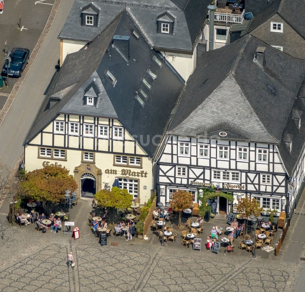 Brilon aus der Vogelperspektive: Fachwerkhauskulisse mit Tischen und Sitzbänken der Freiluft- Gaststätten Restaurant Der Jägerhof Am Markt in Brilon im Bundesland Nordrhein-Westfalen