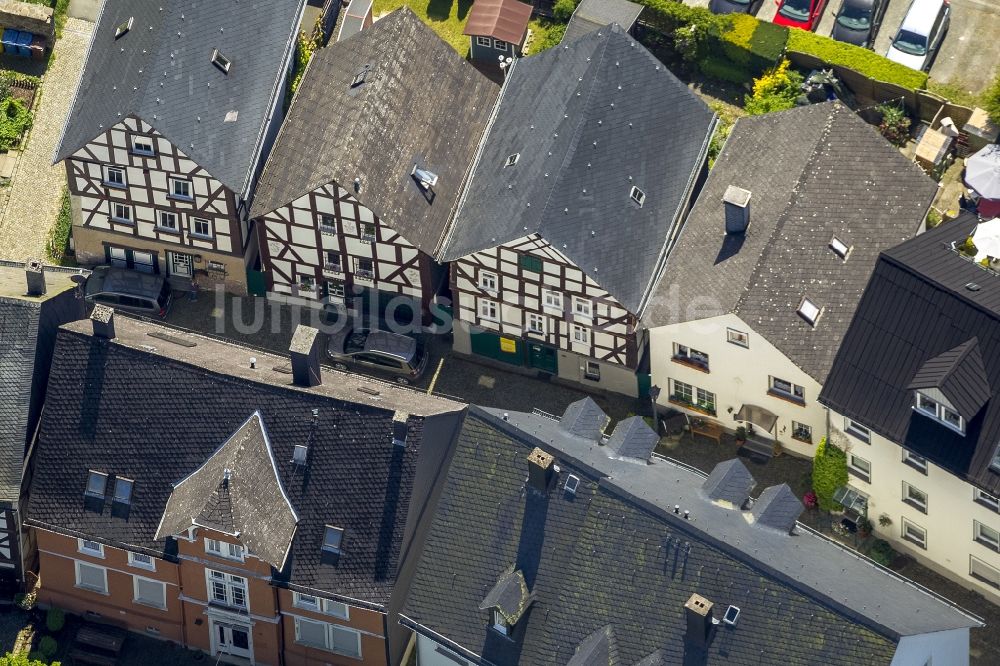 Bad Laasphe von oben - Fachwerkhäuser am Kirchplatz im Stadtzentrum der Altstadt Bad Laasphe im Bundesland Nordrhein-Westfalen