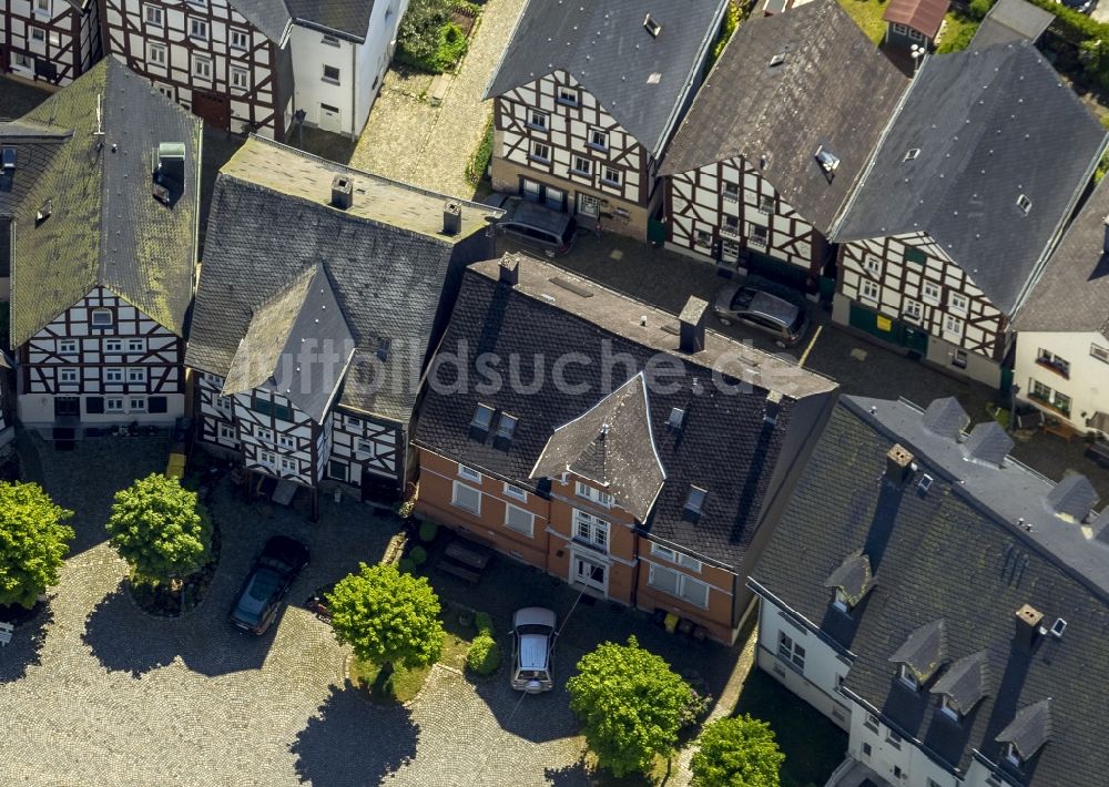 Bad Laasphe aus der Vogelperspektive: Fachwerkhäuser am Kirchplatz im Stadtzentrum der Altstadt Bad Laasphe im Bundesland Nordrhein-Westfalen