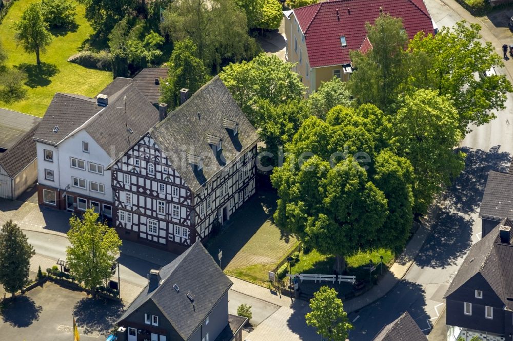 Luftbild Bad Laasphe - Fachwerkhäuser am Kirchplatz im Stadtzentrum der Altstadt Bad Laasphe im Bundesland Nordrhein-Westfalen