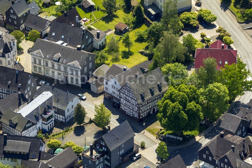 Luftaufnahme Bad Laasphe - Fachwerkhäuser am Kirchplatz im Stadtzentrum der Altstadt Bad Laasphe im Bundesland Nordrhein-Westfalen