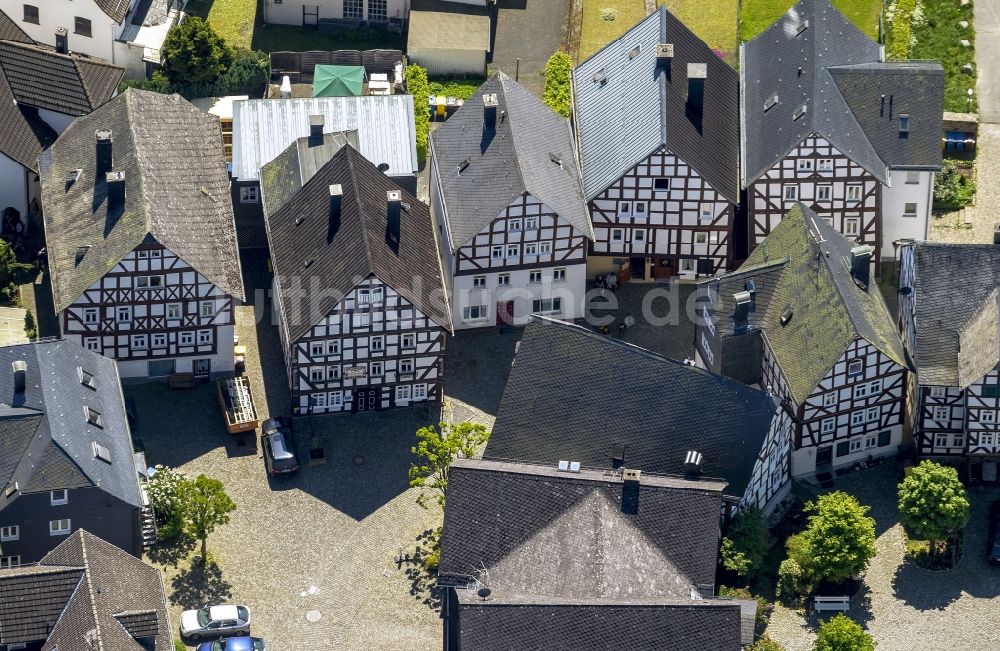 Luftaufnahme Bad Laasphe - Fachwerkhäuser am Kirchplatz im Stadtzentrum der Altstadt Bad Laasphe im Bundesland Nordrhein-Westfalen