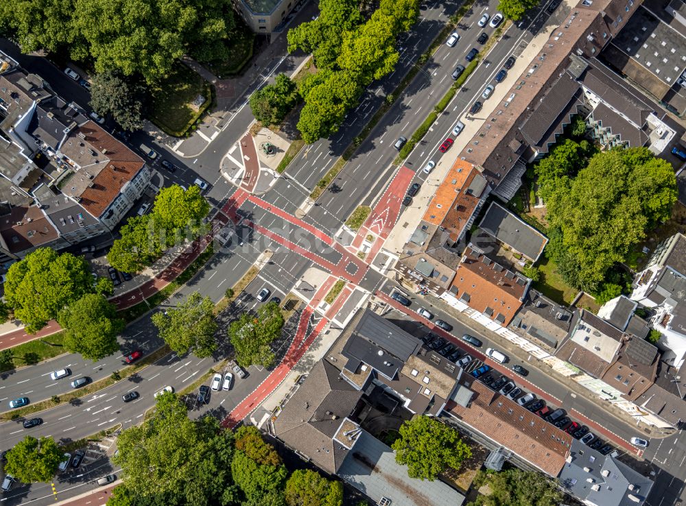 Dortmund aus der Vogelperspektive: Fahrbahnmarkierung der Kreuzung mit roten Radwegen im Ortsteil Cityring-Ost in Dortmund im Bundesland Nordrhein-Westfalen, Deutschland