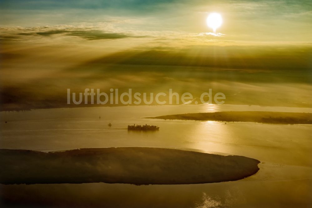 Drochtersen von oben - Fahrendes Containerschiff auf der Elbe im Sonnenaufgang in Drochtersen im Bundesland Niedersachsen, Deutschland