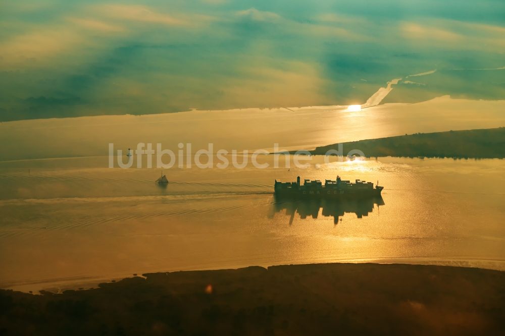 Drochtersen aus der Vogelperspektive: Fahrendes Containerschiff auf der Elbe im Sonnenaufgang in Drochtersen im Bundesland Niedersachsen, Deutschland