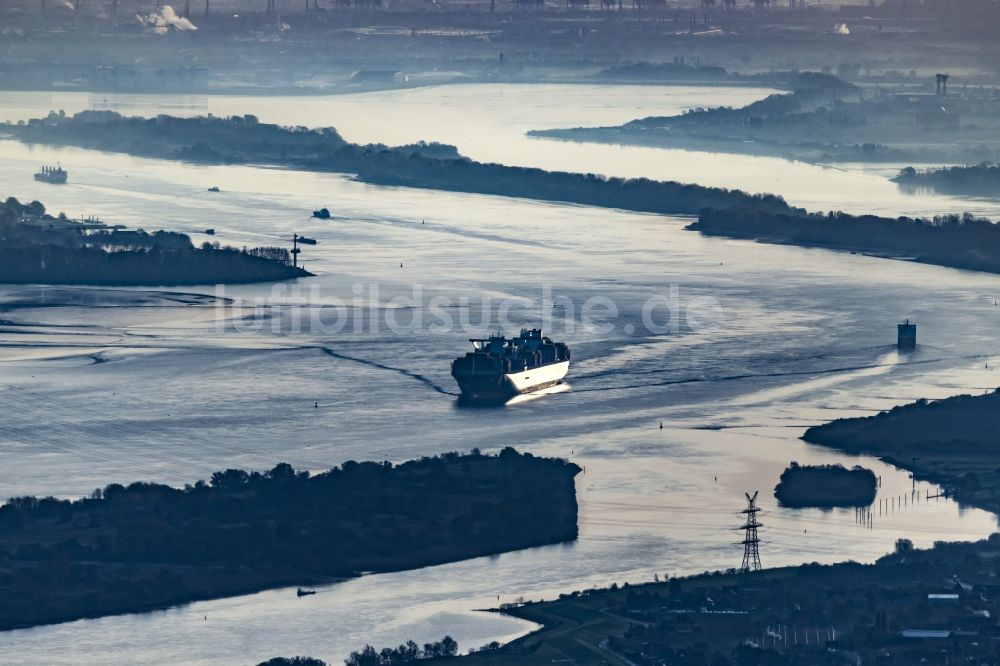 Luftbild Drochtersen - Fahrendes Containerschiff auf der Elbe im Sonnenaufgang in Drochtersen im Bundesland Niedersachsen, Deutschland