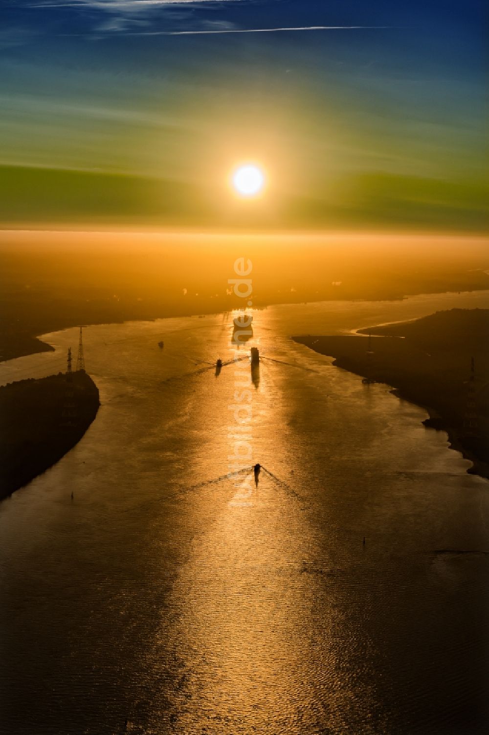 Drochtersen von oben - Fahrendes Containerschiff auf der Elbe im Sonnenaufgang in Drochtersen im Bundesland Niedersachsen, Deutschland