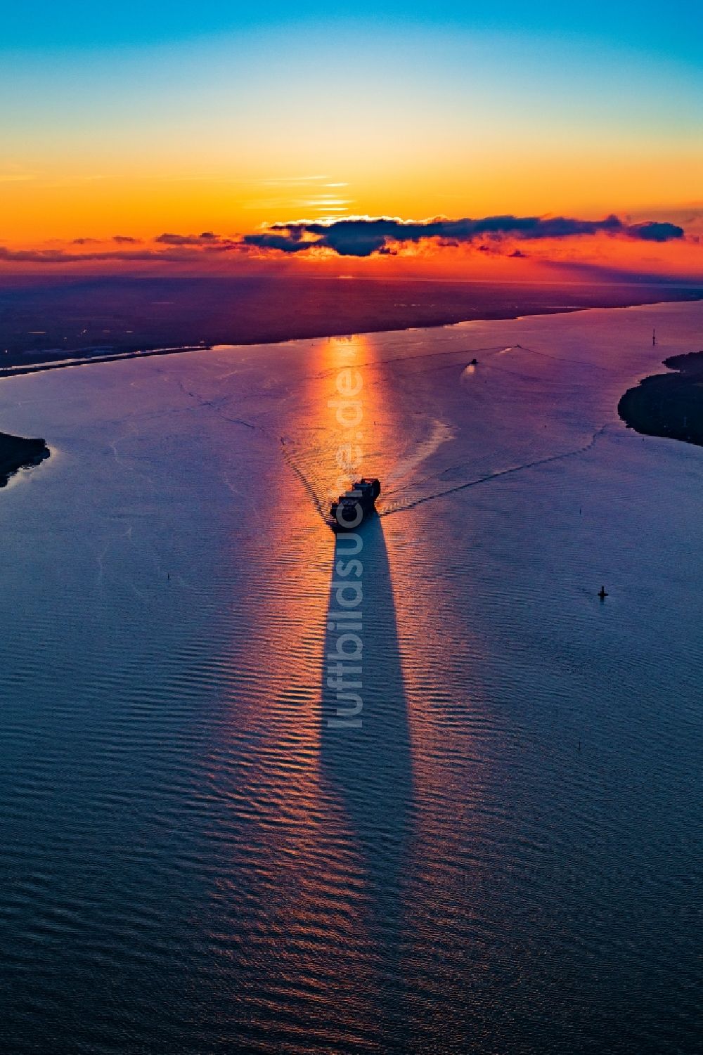 Luftaufnahme Kollmar - Fahrendes Containerschiff auf der Elbe im Sonnenuntergang in Kollmar, Deutschland