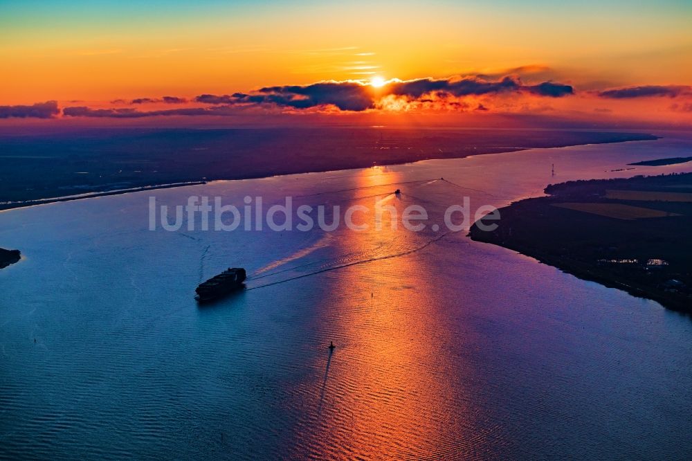 Kollmar von oben - Fahrendes Containerschiff auf der Elbe im Sonnenuntergang in Kollmar, Deutschland