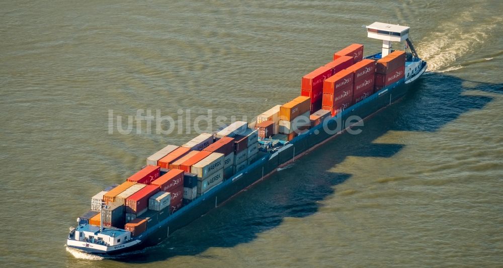 Luftaufnahme Düsseldorf - Fahrendes Containerschiff auf dem Flußverlauf des Rhein in Düsseldorf im Bundesland Nordrhein-Westfalen, Deutschland