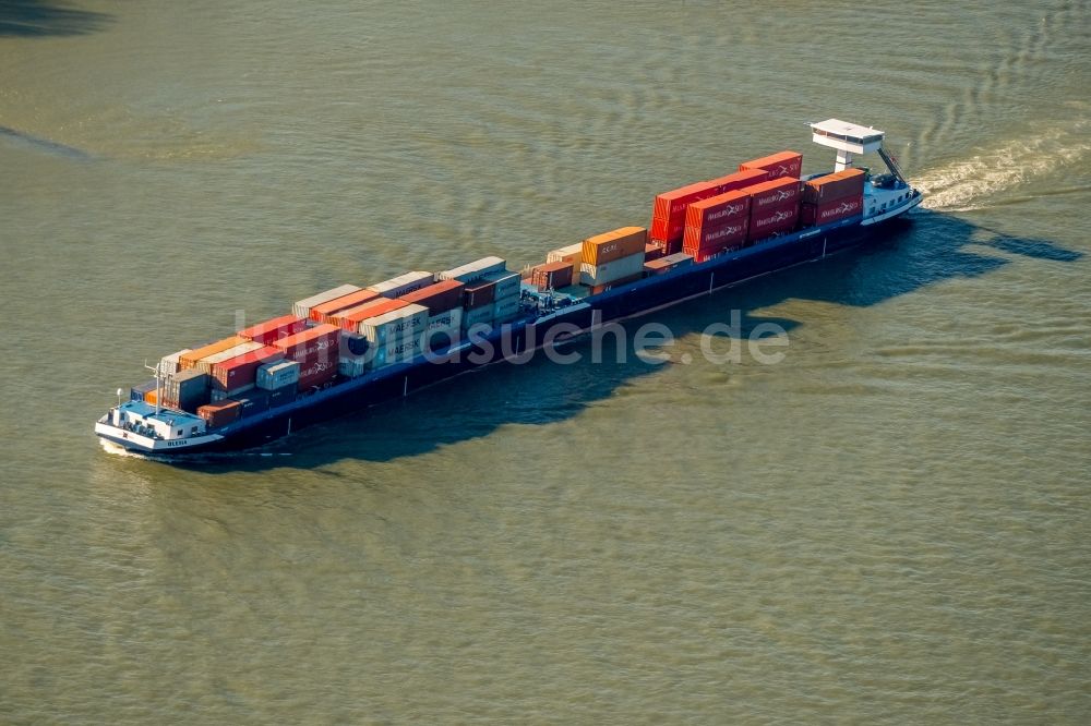 Düsseldorf von oben - Fahrendes Containerschiff auf dem Flußverlauf des Rhein in Düsseldorf im Bundesland Nordrhein-Westfalen, Deutschland