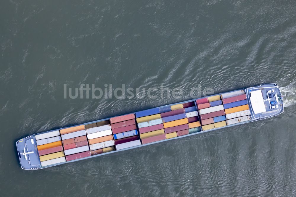 Düsseldorf von oben - Fahrendes Containerschiff auf dem Flußverlauf des Rhein in Düsseldorf im Bundesland Nordrhein-Westfalen, Deutschland