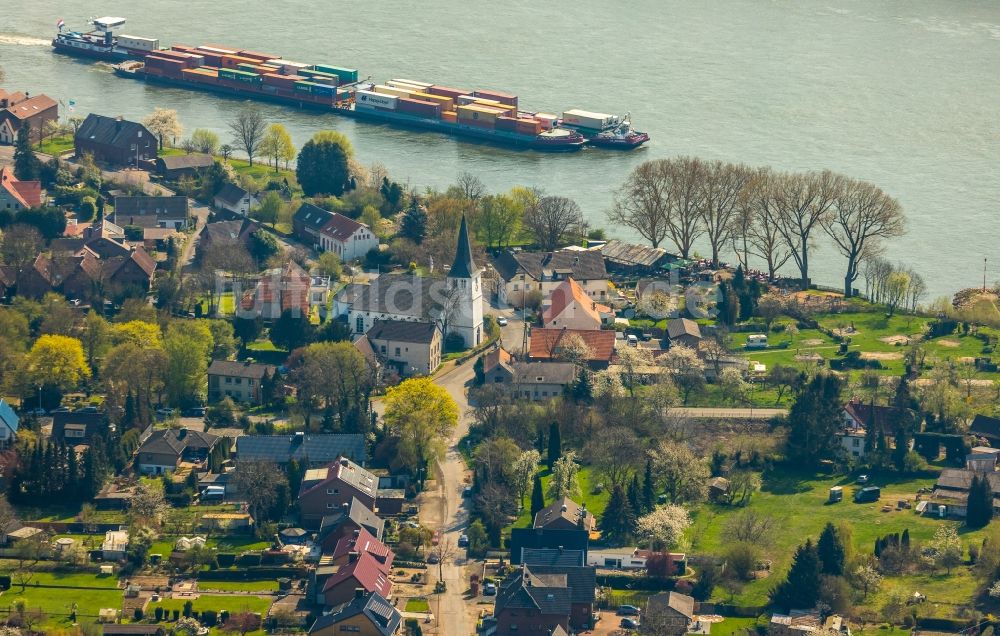 Voerde (Niederrhein) von oben - Fahrendes Containerschiff auf dem Flußverlauf des Rhein in Voerde (Niederrhein) im Bundesland Nordrhein-Westfalen, Deutschland