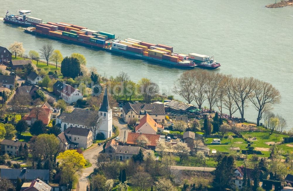 Voerde (Niederrhein) aus der Vogelperspektive: Fahrendes Containerschiff auf dem Flußverlauf des Rhein in Voerde (Niederrhein) im Bundesland Nordrhein-Westfalen, Deutschland