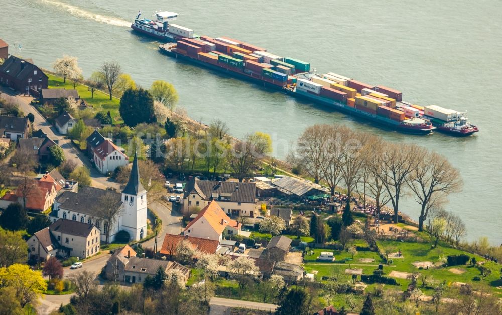 Luftbild Voerde (Niederrhein) - Fahrendes Containerschiff auf dem Flußverlauf des Rhein in Voerde (Niederrhein) im Bundesland Nordrhein-Westfalen, Deutschland