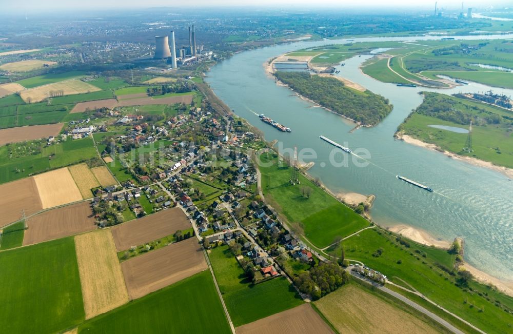 Luftaufnahme Voerde (Niederrhein) - Fahrendes Containerschiff auf dem Flußverlauf des Rhein in Voerde (Niederrhein) im Bundesland Nordrhein-Westfalen, Deutschland