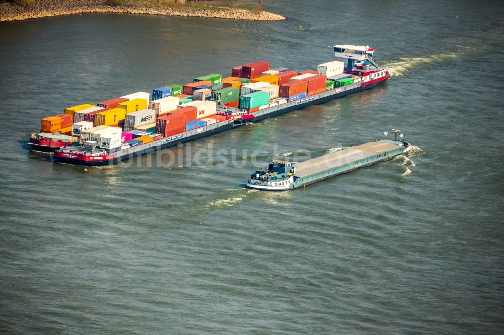 Voerde (Niederrhein) aus der Vogelperspektive: Fahrendes Containerschiff auf dem Flußverlauf des Rhein in Voerde (Niederrhein) im Bundesland Nordrhein-Westfalen, Deutschland