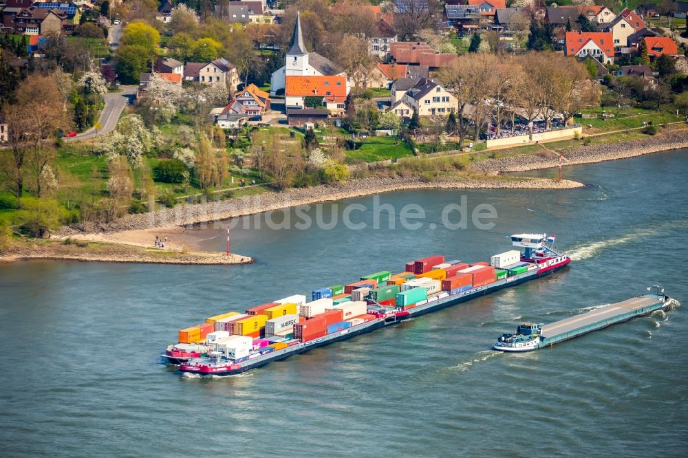 Luftbild Voerde (Niederrhein) - Fahrendes Containerschiff auf dem Flußverlauf des Rhein in Voerde (Niederrhein) im Bundesland Nordrhein-Westfalen, Deutschland