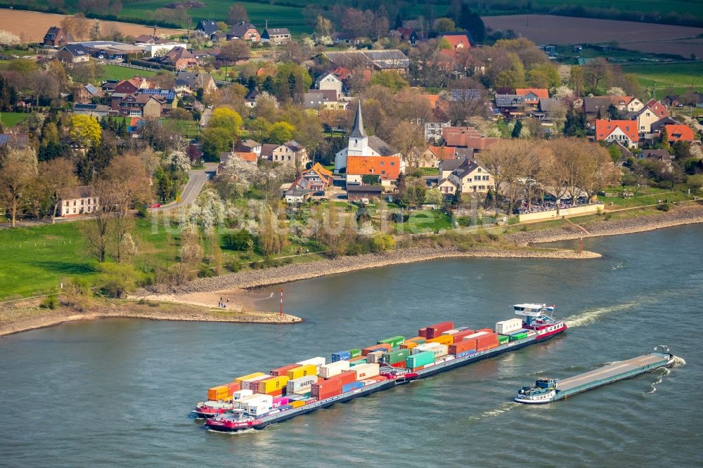 Luftaufnahme Voerde (Niederrhein) - Fahrendes Containerschiff auf dem Flußverlauf des Rhein in Voerde (Niederrhein) im Bundesland Nordrhein-Westfalen, Deutschland