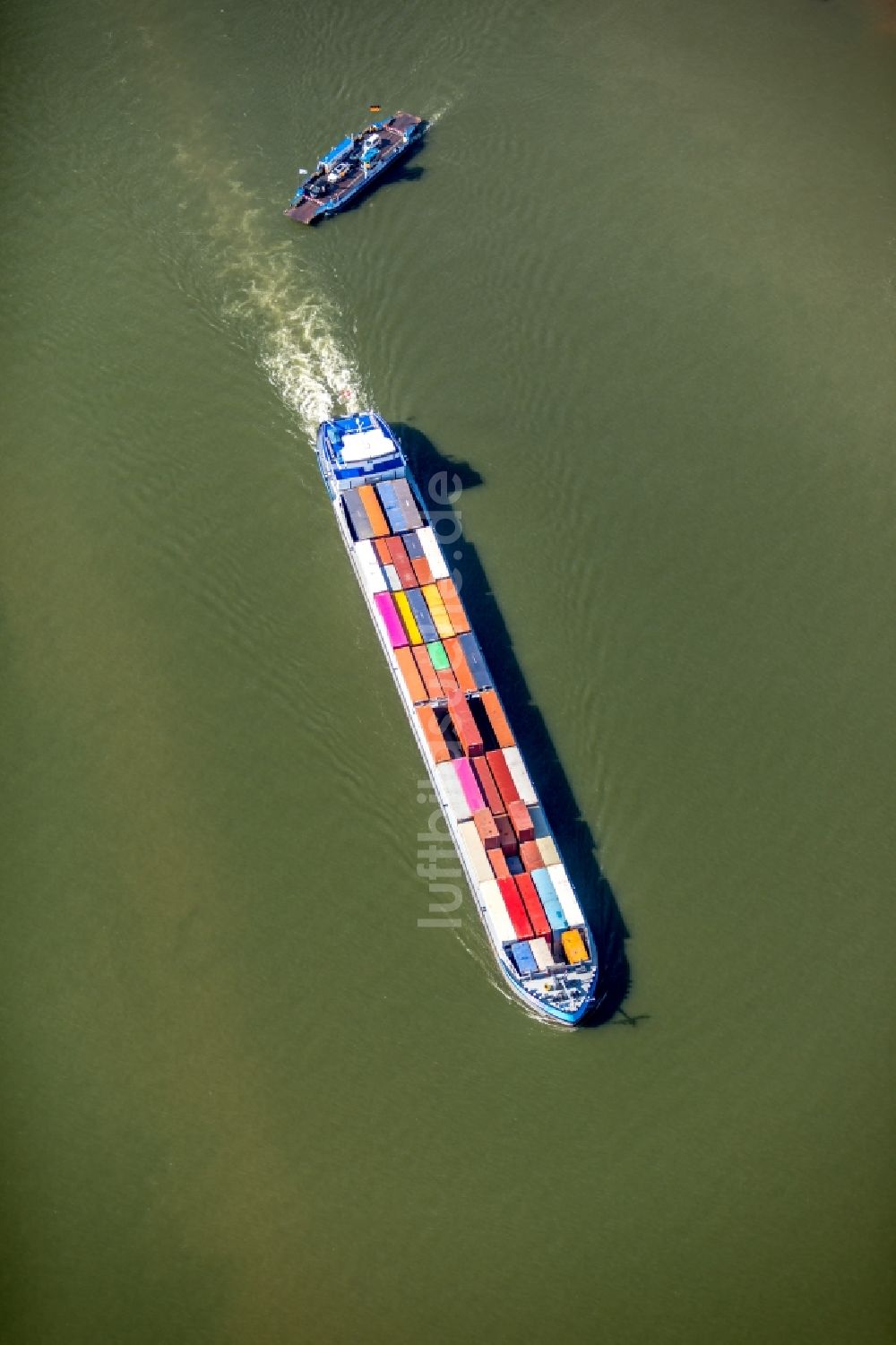 Luftbild Duisburg - Fahrendes Containerschiff Freienstein auf dem Rhein in Duisburg im Bundesland Nordrhein-Westfalen, Deutschland