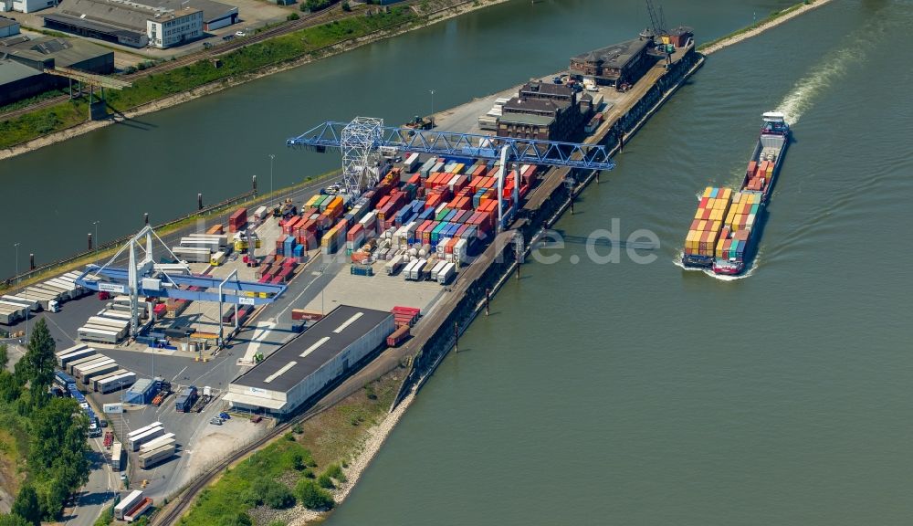 Duisburg von oben - Fahrendes Containerschiff am Krefelder Container Terminal in Duisburg im Bundesland Nordrhein-Westfalen