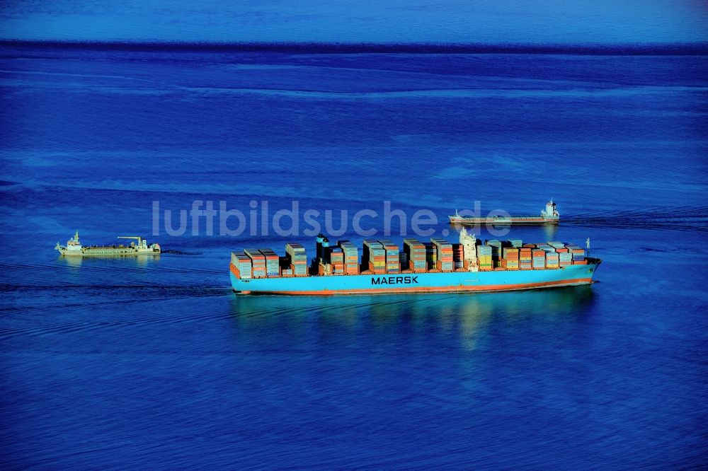 Butjadingen von oben - Fahrendes Containerschiff Maribor Maersk in der Wesermündung in Butjadingen im Bundesland Niedersachsen, Deutschland