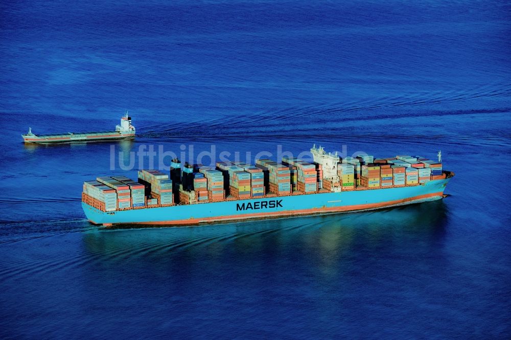 Butjadingen aus der Vogelperspektive: Fahrendes Containerschiff Maribor Maersk in der Wesermündung in Butjadingen im Bundesland Niedersachsen, Deutschland