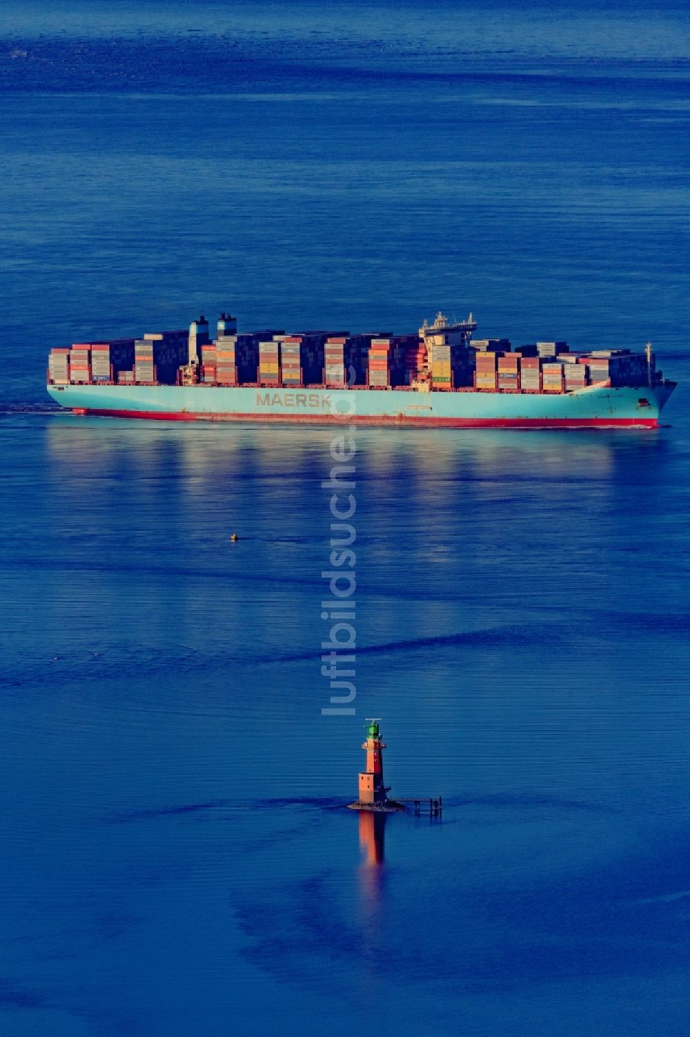 Luftbild Butjadingen - Fahrendes Containerschiff Maribor Maersk in der Wesermündung in Butjadingen im Bundesland Niedersachsen, Deutschland