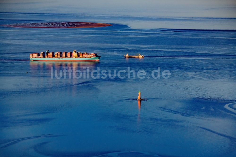 Butjadingen von oben - Fahrendes Containerschiff Maribor Maersk in der Wesermündung in Butjadingen im Bundesland Niedersachsen, Deutschland