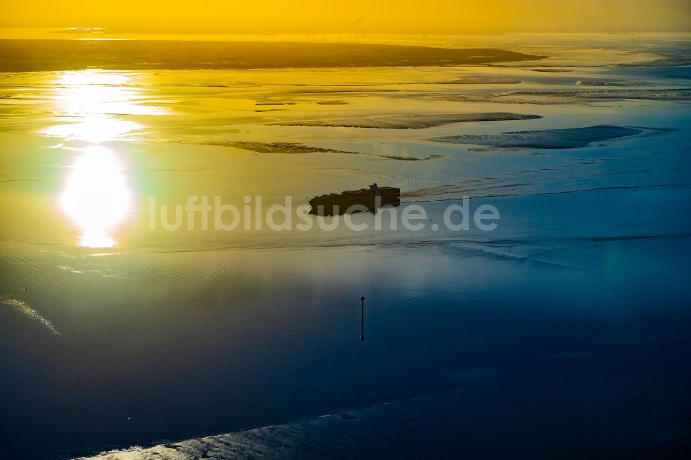 Luftbild Butjadingen - Fahrendes Containerschiff Maribor Maerskim Sonnenuntergang in der Wesermündung in Butjadingen im Bundesland Niedersachsen, Deutschland