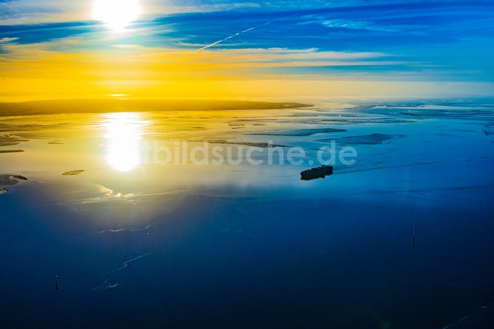 Butjadingen von oben - Fahrendes Containerschiff Maribor Maerskim Sonnenuntergang in der Wesermündung in Butjadingen im Bundesland Niedersachsen, Deutschland