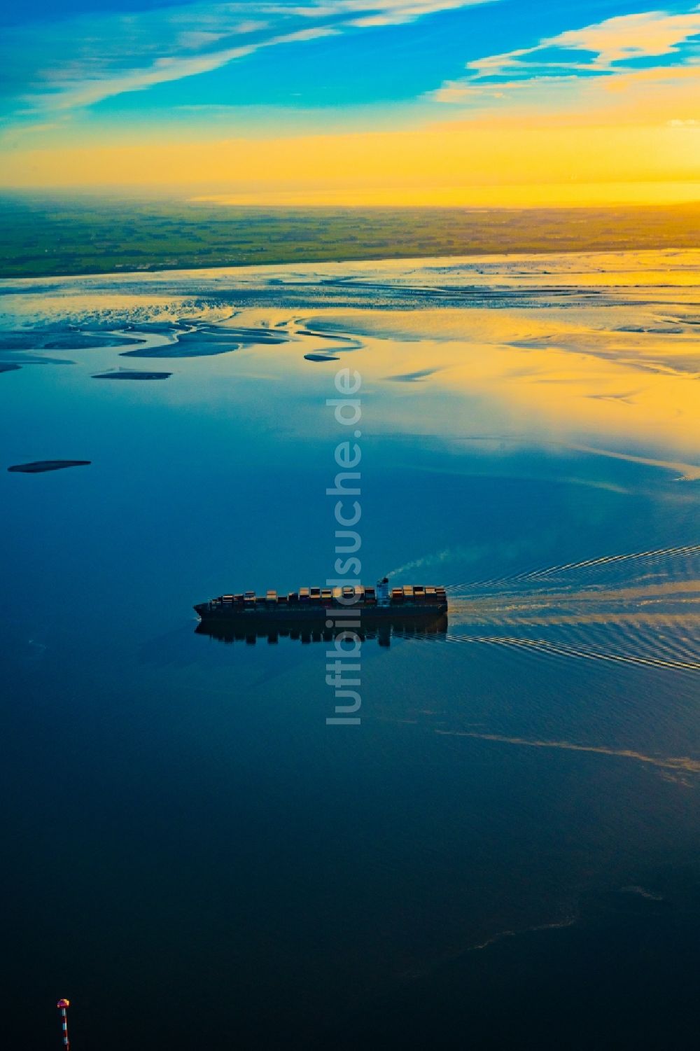 Luftbild Butjadingen - Fahrendes Containerschiff Maribor Maerskim Sonnenuntergang in der Wesermündung in Butjadingen im Bundesland Niedersachsen, Deutschland