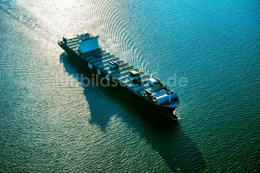 Brunsbüttel aus der Vogelperspektive: Fahrendes Containerschiff MSC Tokyo Monrovia in Brunsbüttel im Bundesland Schleswig-Holstein, Deutschland