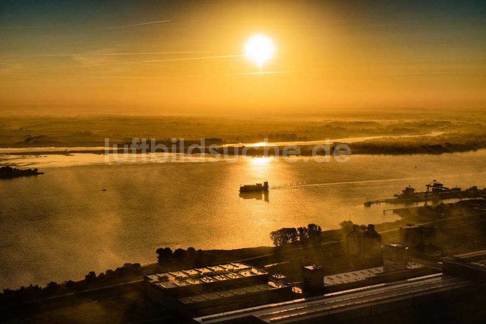 Luftbild Stade - Fahrendes Containerschiff in einer Nebelschicht auf dem Elbe- Flußverlauf in Drochtersen im Bundesland Niedersachsen, Deutschland