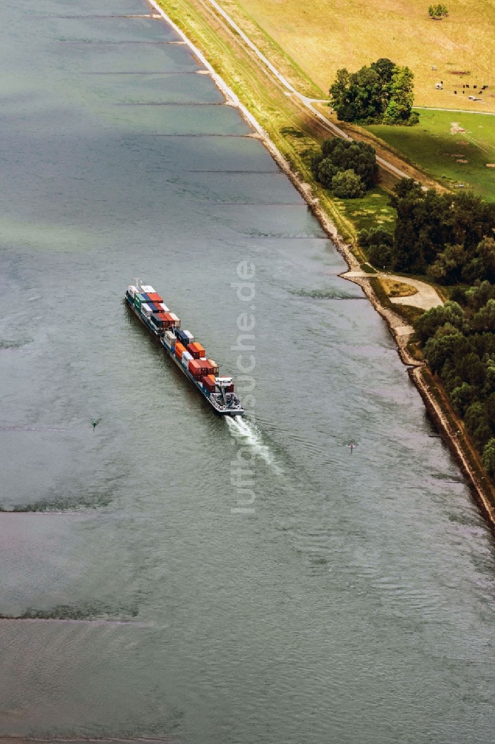 Luftaufnahme Karlsruhe - Fahrendes Containerschiff auf dem Rhein in Karlsruhe im Bundesland Baden-Württemberg, Deutschland