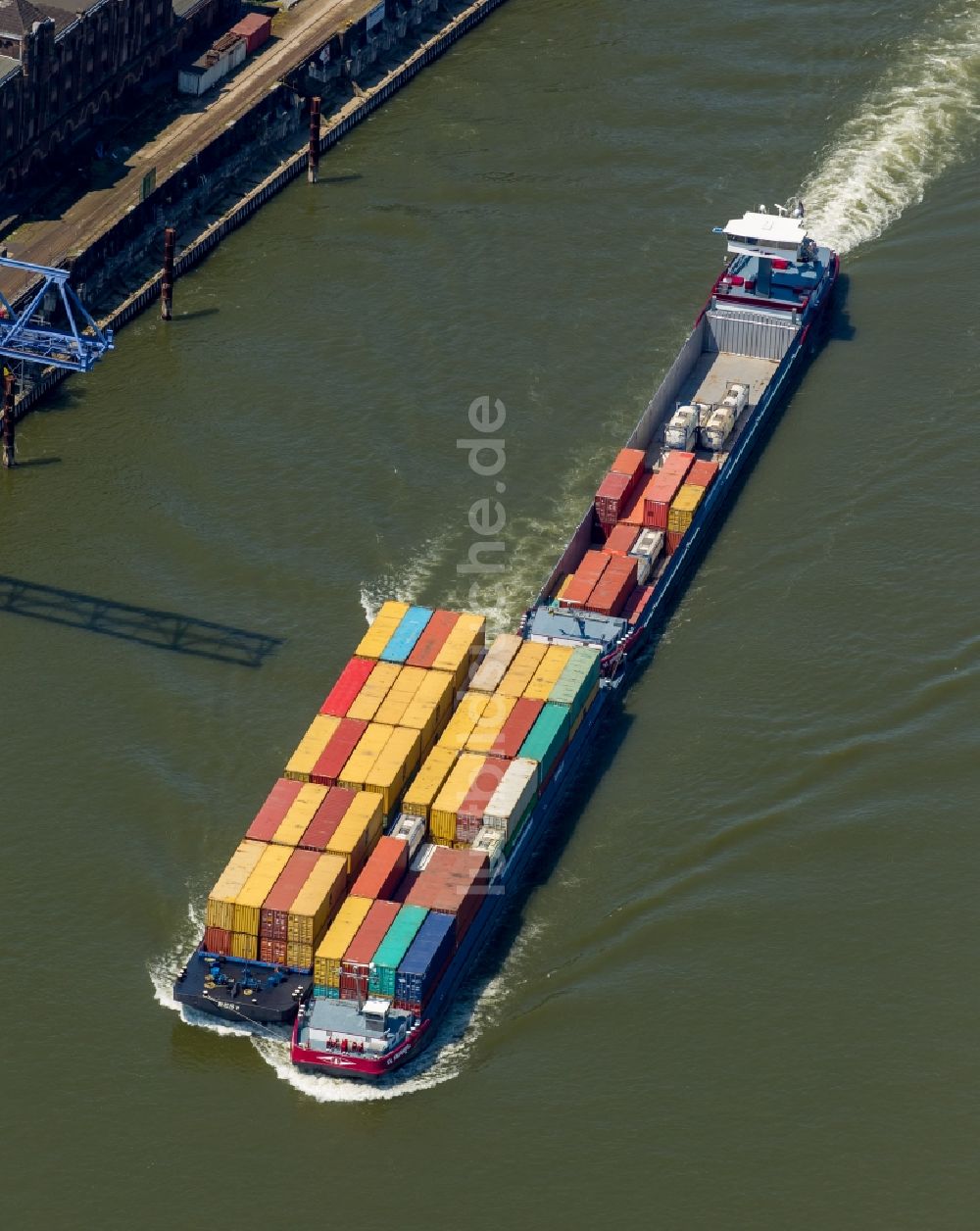 Duisburg aus der Vogelperspektive: Fahrendes Containerschiff - Schleppverband auf dem Rhein in Duisburg im Bundesland Nordrhein-Westfalen