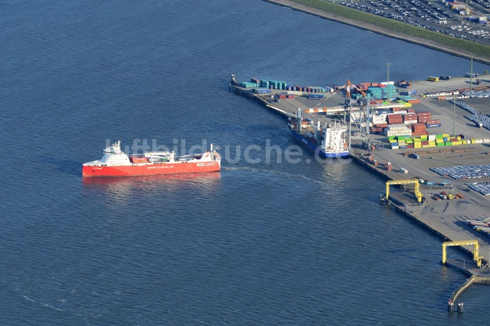 Cuxhaven aus der Vogelperspektive: Fahrendes Fracht und Gasschiff KVITBJORN in Cuxhaven im Bundesland Niedersachsen