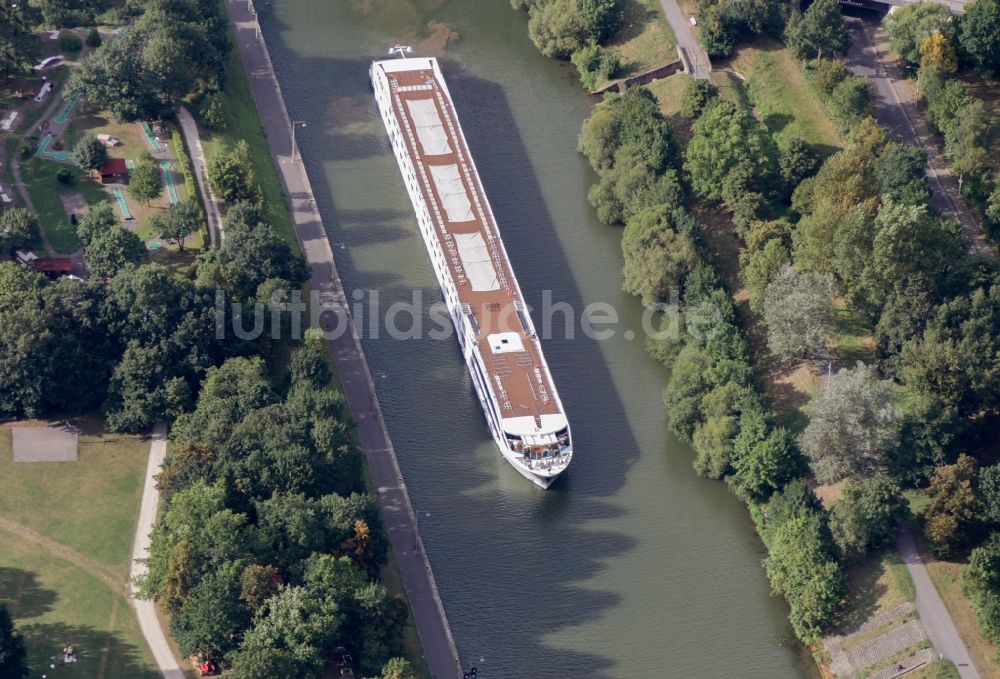 Bamberg von oben - Fahrendes Frachtschiff auf der Regnitz in Bamberg im Bundesland Bayern