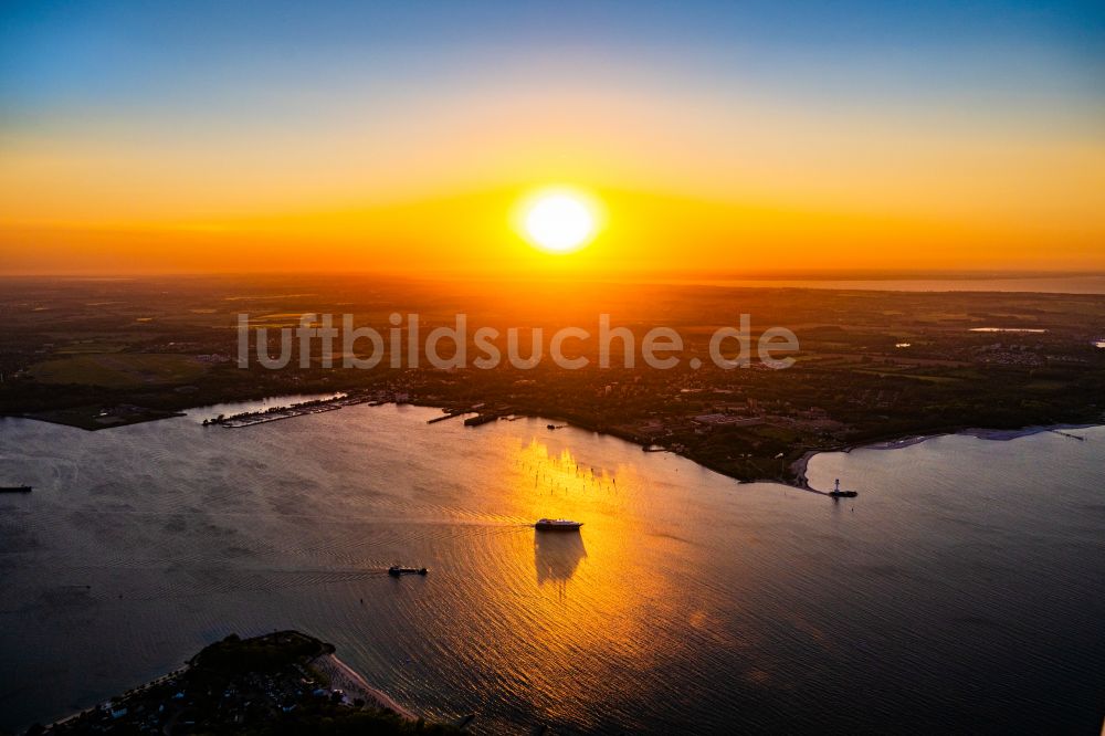 Kiel von oben - Fahrendes Kreuzfahrtschiff im Sonnenuntergang auf der Kieler Förde in Kiel im Bundesland Schleswig-Holstein, Deutschland