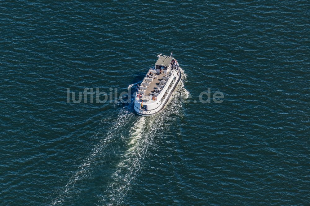 Mönchgut aus der Vogelperspektive: Fahrgastschiff MS Astor auf dem Achterwasser in Peenemünde im Bundesland Mecklenburg-Vorpommern, Deutschland