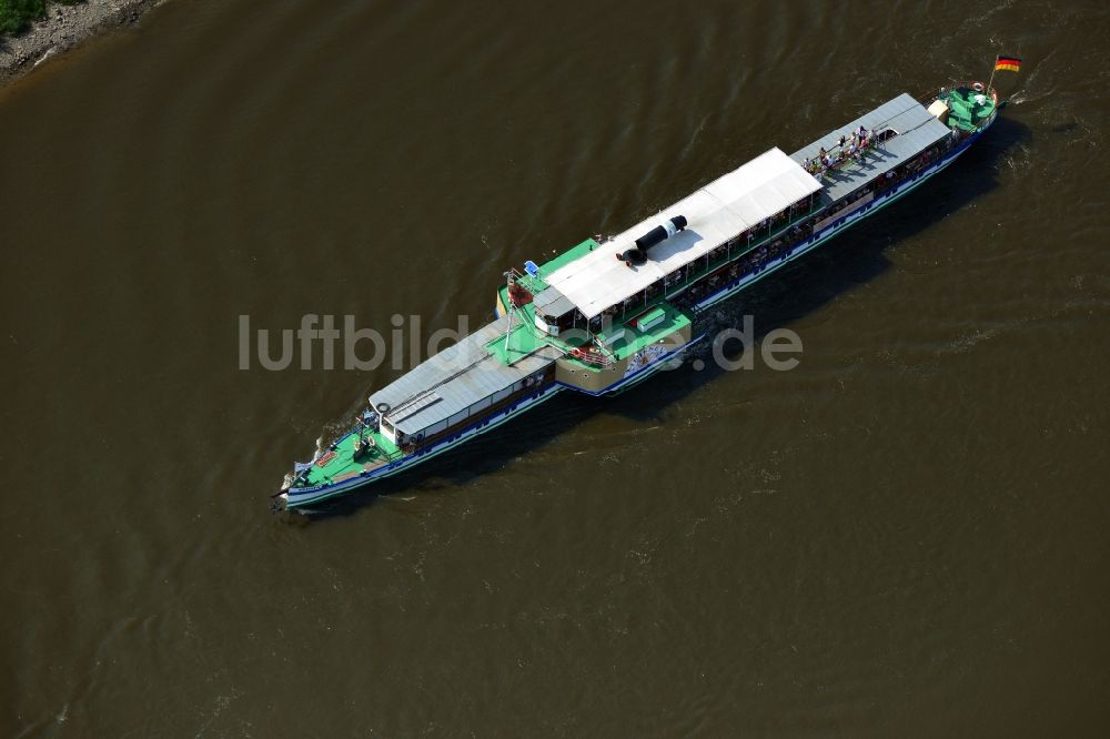 Luftaufnahme Dresden - Fahrgastschiff Dampfer Meissen auf der Elbe in Dresden im Bundesland Sachsen