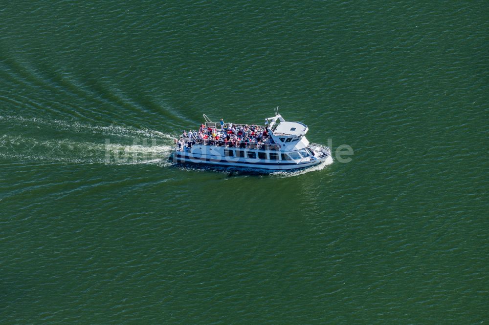 Mönchgut von oben - Fahrgastschiff MS Johannis auf dem Achterwasser in Peenemünde im Bundesland Mecklenburg-Vorpommern, Deutschland