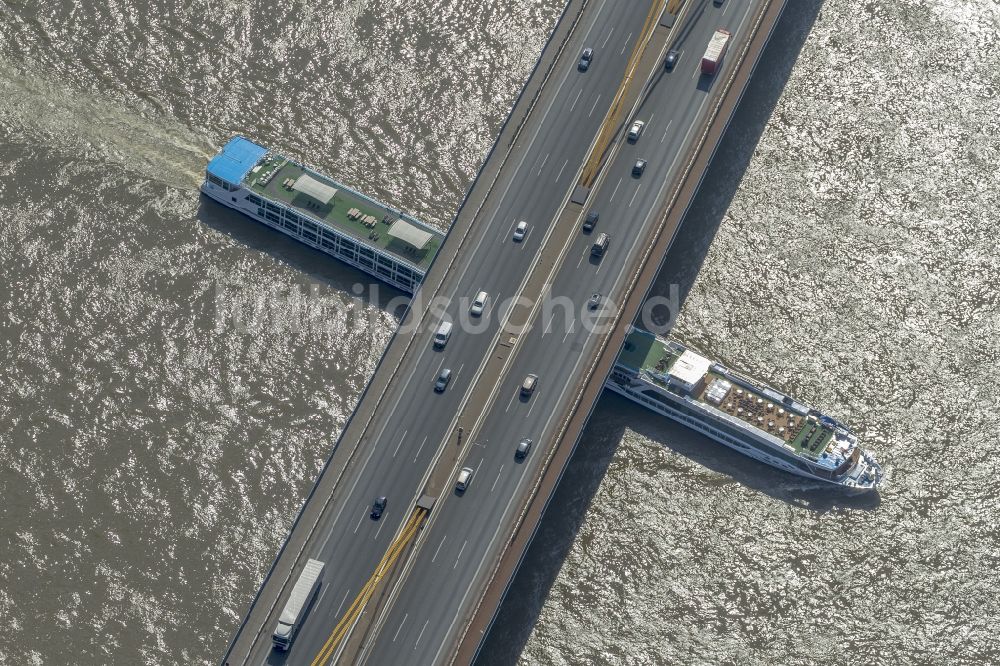 Luftbild Duisburg - Fahrgastschiff - Schiffahrt auf der Ruhr an der Autobahn - Brücke E34 / BAB A40 im Stadtteil Neuenkamp von Duisburg in Nordrhein-Westfalen