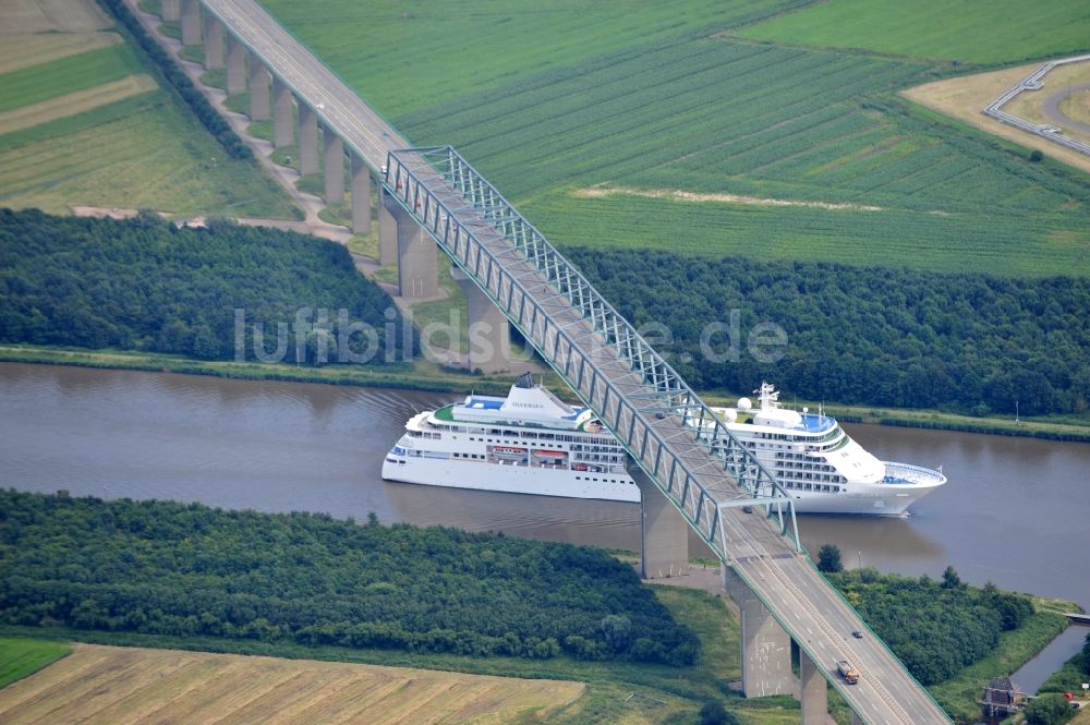 Luftaufnahme Brunsbüttel - Fahrgastschiff Silversea auf dem Nord- Ostseekanal an der Brücke zur Bundesstraße B5 in Brunsbüttel