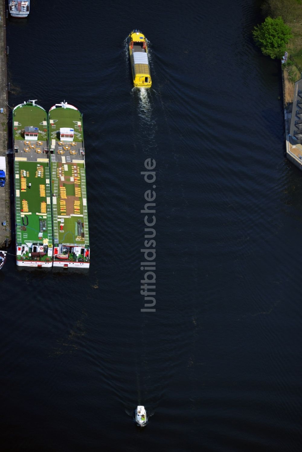 Potsdam von oben - Fahrgastschiffe im Hafen an der Langen Brücke in Potsdam im Bundesland Brandenburg