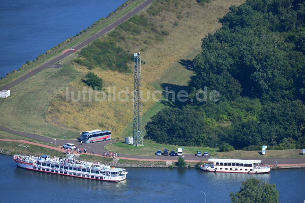 Magdeburg Rothensee von oben - Fahrgastschiffe der Weißen Flotte am Wasserstraßenkreuz Magdeburg am Abstiegskanal Rothensee in Sachsen-Anhalt