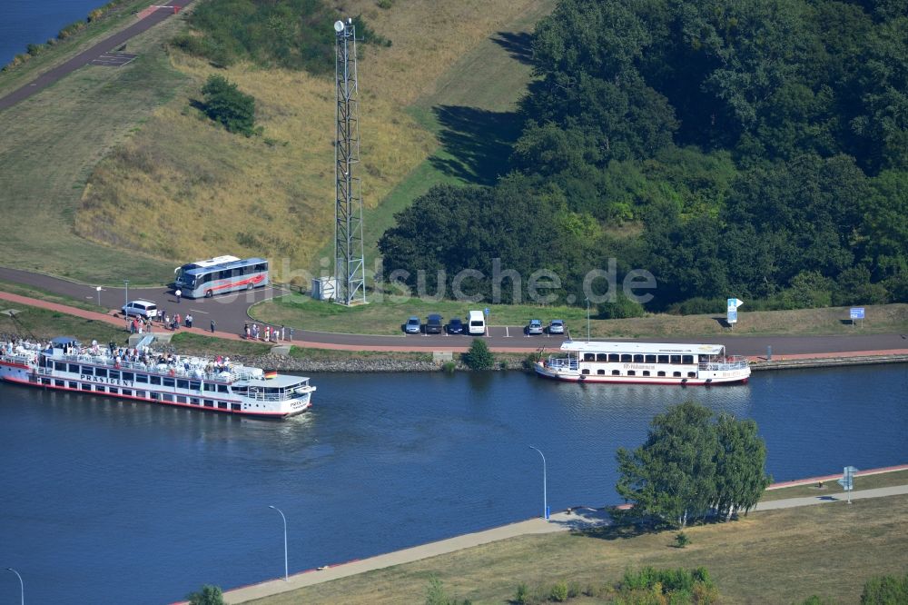 Magdeburg Rothensee aus der Vogelperspektive: Fahrgastschiffe der Weißen Flotte am Wasserstraßenkreuz Magdeburg am Abstiegskanal Rothensee in Sachsen-Anhalt