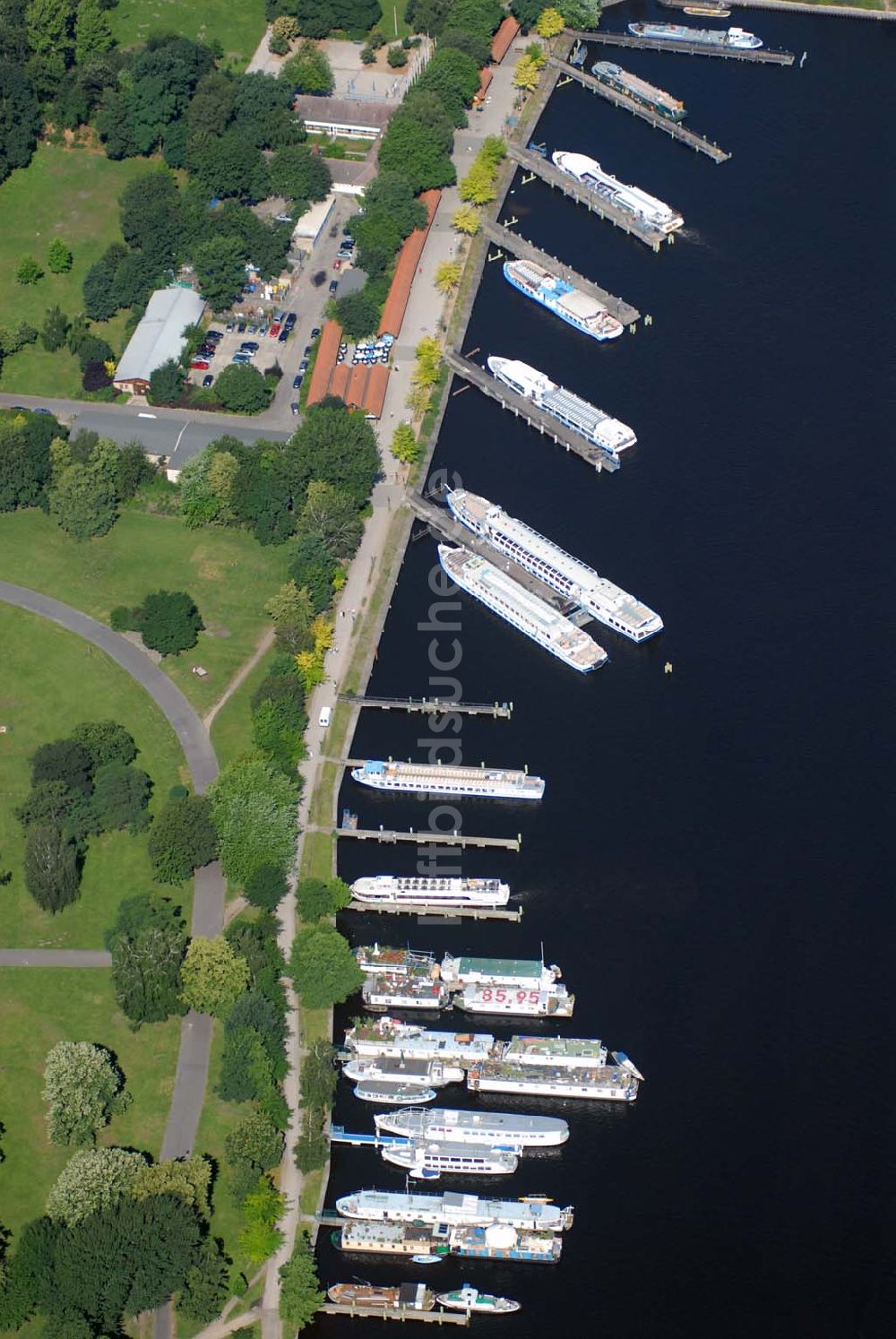 Berlin von oben - Fahrgastschiffhafen Treptow