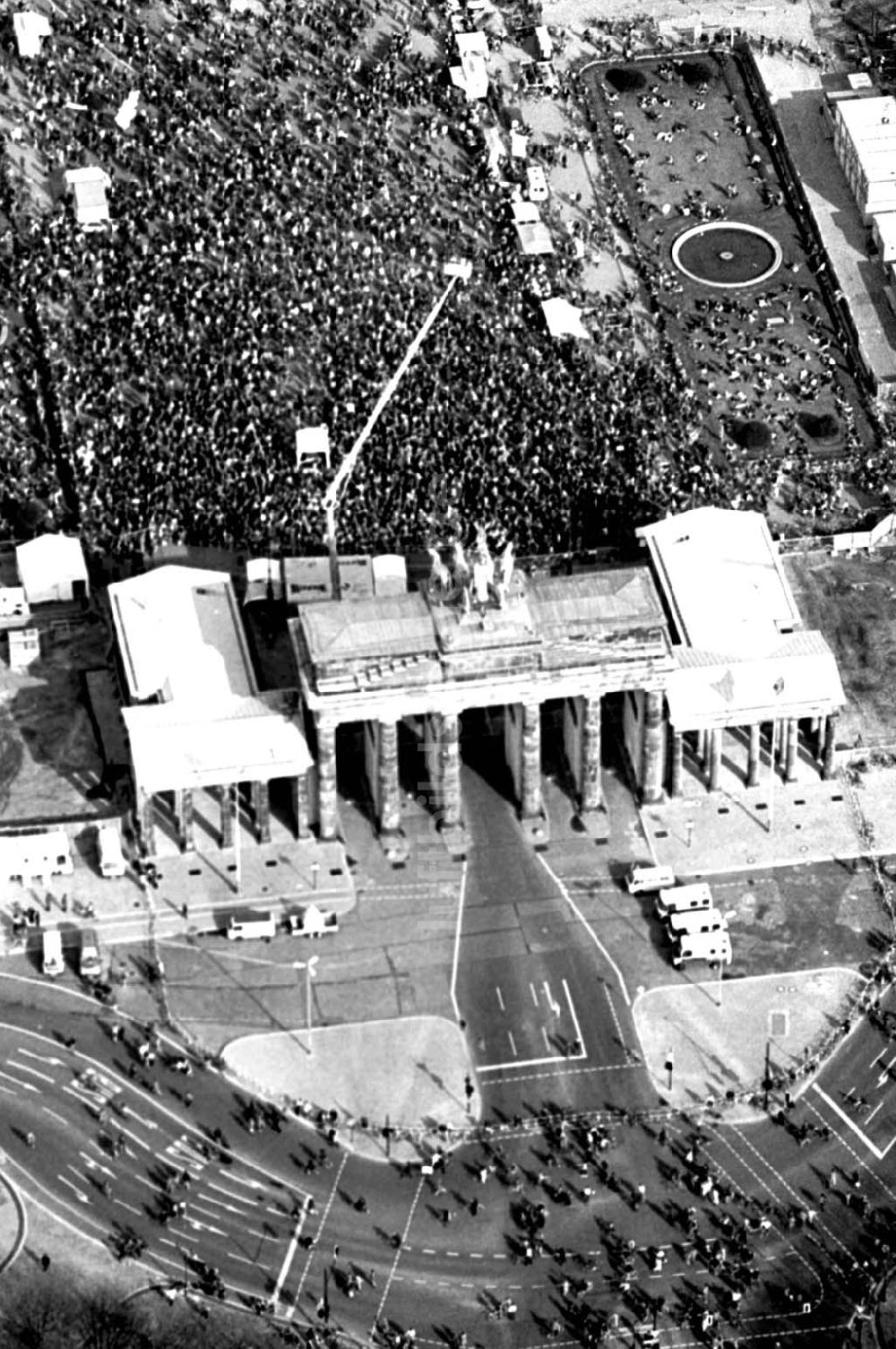 Luftaufnahme Berlin - 02.04.1995 Fahrrad-Korso am Brandenburger Tor